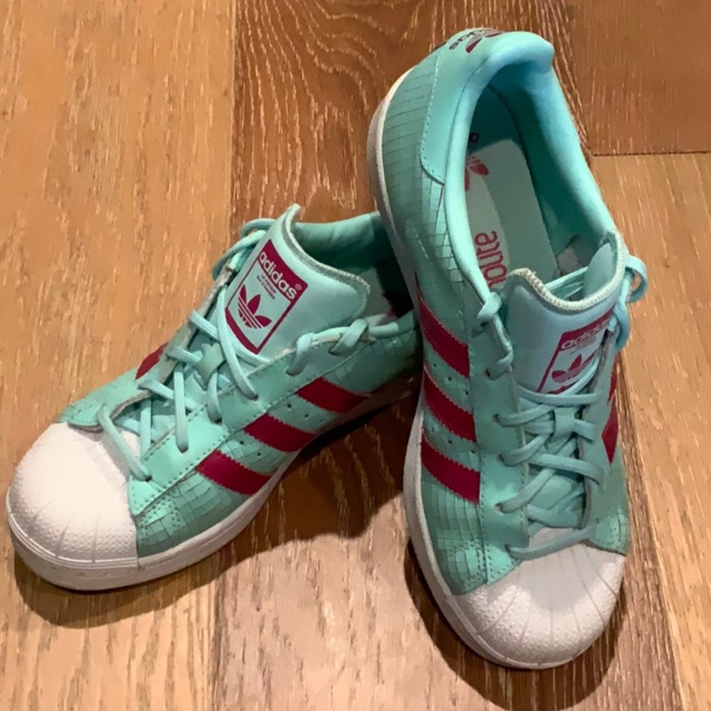 adidas Classic Clamshell sneakers. Turquoise with magenta stripes. Size 4.5